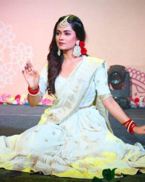 Lekha Chatterjee Instagram - 🤍🤍🤍🤍🤍❤️❤️❤️❤️❤️
.
👗@nischitasengupta
