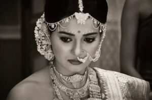 Lekha Chatterjee Instagram - ভালোবেসে কেন বঁধু
আজ শুধু কেঁদে যায়...
সেধে সেধে কেন তুমি, মরণ নিলে
কত কি রয়েছে লেখা কাজলে কাজলে...
.
.
#throwbackthursday 🖤