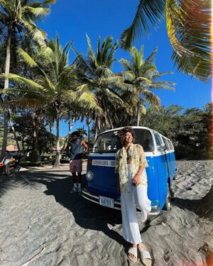 Lenita Oliver Instagram - Daqueles trabalhos que parecem só diversão, porque foi o trabalho mais divertido, cansativo porém o mais Astral da Vidaaa !!! 

Campanha da @corona job gringo gravado na Costa Rica 🇨🇷 ✨

El mejor trabajo, el mejor viajer, con las mejores personas ❤️ PURA VIDA 🇨🇷