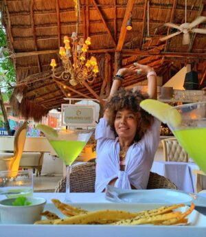 Lenita Oliver Instagram - Dia mais que especial dia de celebrar a minha Vida e da minha Mãe Yemanja Rainha do Mar 👑🌊 

Quero me agradecer, por não deixar a peteca cair, aos meus Guias, esse universo gigante que me permite dar mais uma volta ao sol, tô aqui ganhando mais sabedoria cada dia que passa, na minha missão e propósito, agradeço á todos que me iluminam e deixam minha caminhada mais alegre, mais leve, eu Recebo com o coração aberto e só agradeço com todo meu amor ✨

Que venha esse novo ciclo, me prometi sucesso e sucesso terei, tô com o pé na porta e o peito escancarado de amor, lets boraaaa que foguete não dar ré visse ! 

🦚☘️✨🙏🏽🚀 ♥️