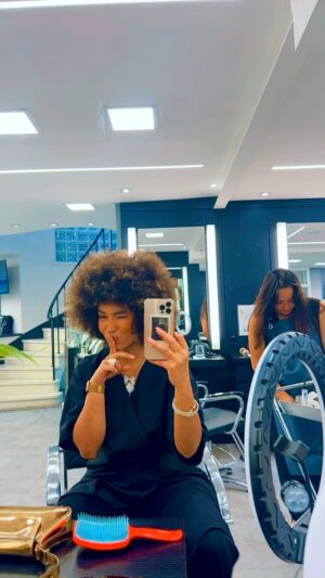 Lenita Oliver Instagram - Dia de Queen no spa do cabelo @studiotez Puro Ouro Baby 💋

Gostaram ?