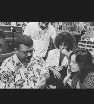 Lenita Oliver Instagram - Siiiim, Cinema Nacional 🎥…

Tô mega empolgada com esse novo projeto, quero compartilhar tudo com vocês (em Breve), tudo que posso falar agora rs … é que eu tô muito encantada por essa personagem e essa história, esse filme me toca muito!!!
É tão bom mergulhar em algo que você acredita, com uma equipe e elenco tão incrível, apaixonado pelo que faz, essa paixão que nos preenche e faz acontecer qualquer ideia lançada nesse mundo, eu sempre tive o sonho de fazer uma personagem assim e ela chegou, só agradeço a confiança e a troca com todos vocês ! 

Vem aí Ogiva 🔥

@cadurosenfeld 
@odiogomonteiro 
@morimeirelles 
@danartimos 
@luara.gonzalez 
@sarantunes 
@mario.tacach 
@monolito_producoes 
@pipocaenanquim 
@_amafe 
@fernandaribas 
@miguelribasgastal 
@nathamach 
@zequeen__ 
@fernandaribasmanagement