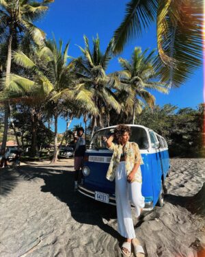Lenita Oliver Instagram - Daqueles trabalhos que parecem só diversão, porque foi o trabalho mais divertido, cansativo porém o mais Astral da Vidaaa !!! 

Campanha da @corona job gringo gravado na Costa Rica 🇨🇷 ✨

El mejor trabajo, el mejor viajer, con las mejores personas ❤️ PURA VIDA 🇨🇷