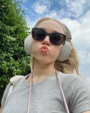 Lenita Susi Instagram - Nyt on kesä 🥰☀️
Ja ei muuta ku studion pimeyteen musaa tekemään! 😝