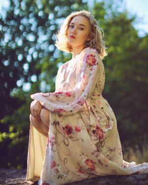 Lenita Susi Instagram - 🌸 Dress from @bubbleroom 🌸 
Goddiva - Floral chiffon - Latte
#floraldress