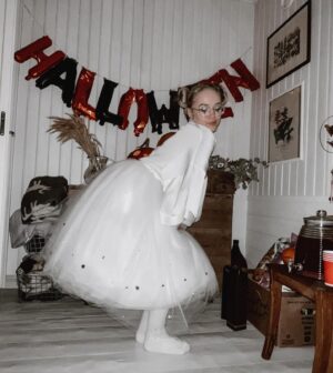 Lenita Susi Instagram - Yritin löytää jotain muuta mun kuvakansiosta vuodelta 2022 mut jäinkin vaa ihailee tätä virvatulioutfittiä 😅💅🏻

Toka kuva toimi mun inspiraationa 😂