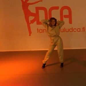Lenita Susi Instagram - Can you guess the song title? 😂

Choreography by @kiiraki
Outfit @hiddencult 
Heels @ermesdance