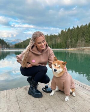 Lenka Konvičková Instagram - Matchy outfit s hafkem 🥹🐕 mikiny pro tebe i tvého miláčka najdeš na @dog.and.i.cz což je česká značka, která šije z vysoce kvalitních materiálů 🪡 Já už holkám psala ať začnou šít i tepláky, protože tak pohodlnou mikinu jsem na sobě dlouho neměla! No Nancy už takový nadšení nesdílí, ale s ní je to s oblíkáním kapitola sama o sobě 😂

Jinak s kódem LENKA15 tam máte 15% slevu na vše do konce března🫶🏼