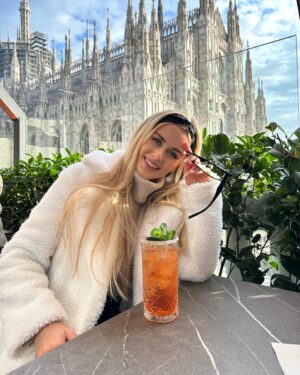Lenka Konvičková Instagram - First time in Milano 🇮🇹 a pár věcí, který jsou pro mě záhadou:

1. Jaktože jsou všichni tak fit když jejich jídla obsahují tunu oleje, sacharidů a minimum bílkovin? 
2. Proč jedí nejvíce z celého dne až večer? 
3. Proč jsou zvyklí večeřet tak pozdě? 
4. Proč všichni kouří?
5. Proč je všude v restauracích čaj 2x dražší než kafe? 

Hahh znáte někdo odpovědi? Jinak Miláno bylo skvělý, nicméně když není mínus 4 tak má asi ještě lepší vibe 🌝 a doporučuju navštívit kurz výroby domácí pasty a tiramisu, to byla bomba @theitaliansecretkitchen ❤️ ostatní místa jsou označený na jednotlivých fotkách 🇮🇹