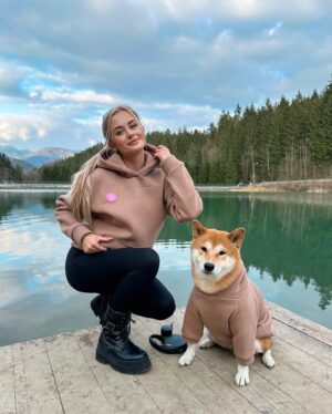 Lenka Konvičková Instagram - Matchy outfit s hafkem 🥹🐕 mikiny pro tebe i tvého miláčka najdeš na @dog.and.i.cz což je česká značka, která šije z vysoce kvalitních materiálů 🪡 Já už holkám psala ať začnou šít i tepláky, protože tak pohodlnou mikinu jsem na sobě dlouho neměla! No Nancy už takový nadšení nesdílí, ale s ní je to s oblíkáním kapitola sama o sobě 😂

Jinak s kódem LENKA15 tam máte 15% slevu na vše do konce března🫶🏼
