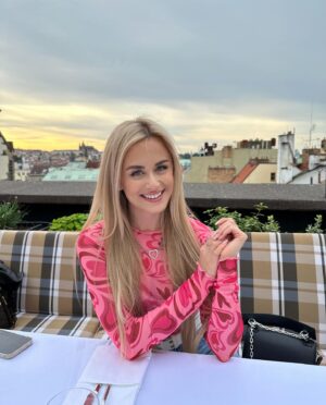 Lenka Konvičková Instagram - ✨Moje galerie lately✨
1. Vyfoť mě se západem a zubama
2. Vyfoť mě se západem bez zubů 
3. O Červené Karkulce 👧🏼
4. Miluju 🧡
5. Přišla ⚽️
6. A přinesla štěstí 🤓😄🍀
7. Kámoška 🐮
8. Kámoš 🐐
9. Poprvé na Majálesu 🎉
10. If you need to hear this today🤍