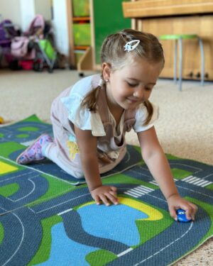 Lenka Zahradnická Instagram - To jsou obrázky dnešního dne….
Nemám slov.
To, že nevím kdy se to stalo píšu často, ale já to fakt nechápu.
Bylo to dojemné, krásné, chvílema i úsměvné, když člověk viděl tolik dospělých plakat dojetím na jednom místě a zároveň dělat, že se to neděje:-).
Milníky v životě jako prase.
Šťastně holčičky moje veliký!
P.S.: Tu paní, co je doprovázela jsem dneska moc nefotila, páč nominace na uřvana roku mě nemine:-)
#skola #skolka