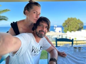 Lenka Zahradnická Instagram - Nezapomněla jsem, jen jsme si na toho 21.8.naložili nějak moc akcí najednou….
To máte narozeniny jedné dcery, svátek druhé dcery a taky rok od svatby.
Letí to. Ale s Tebou to letí tak nějak stabilně, že i já, co se dost bojím lítat se cítím v bezpečí.
Jasně bez občasný turbulence by to byla nuda, ale nemusí být pořád.
Děkuju, že můžu být Tvou ženou.
Je skvělý vědět, že na nic nejsi sám, že se mám o koho opřít, s kým se smát i na koho občas flusnout svojí náladu…..
Miluju Tě. 
Tvá žena.
#rokodsvatby #nejlepsilet #manzel #manzelka #rodina