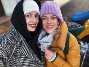 Lenka Zahradnická Instagram - Je skvělý, že i když se nevidíte měsíce a měsíce, tak se vůbec nic nemění.
Ok, možná lehce místa a témata rozhovorů.
Dřív to byly vztahy, hadry, víno, párty a práce. 
Vždycky to bylo spojený s neplánovaným večírkem a mořem srandy a vína.
Dneska se scházíme zásadně v kavárně s dětským koutkem, páč tam je jiskra naděje, že budeme alespoň pár minut samy.
A témata?
U bylinkového čaje a moštu řešíme děti, vitamíny, doplňky stravy, tipy a triky na super přírodní věci na vytažení obličeje, něco na nervy, povolený břicha, vytahaný prsa a smějeme se u toho jak dvě kobyly:-).
Když se chceme vyfotit, tak se nemůžeme cvaknout jen tak někde přátelé, to je dřina najít správný světlo a úhel:-).
Jo, jsme krapet starší, ale s jistotou můžu říct, že mnohem šťastnější a ukotvenější než tehdá!
A humor a přátelství nás neopouští.
Ona se směje mýmu chaosu, já její češtině s občasným vychodňárským nádechem a to vše s čirou láskou.
Přátelství je vzácnost a je třeba si ho vážit!
Takzě díky @andrea__ruzickova .

P.S.:a jestli se po tomhle výletu nerozbrečíš, tak si mě nepřej.:-).
#pratelstvi #herecky #cesko #slovensko #existuje