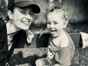 Lenka Zahradnická Instagram - Naše indiánka.
Jak je ten život neskutečnej, že Vám nadělí takový zmenšený koncentrovaný ty. 
Když jsem tvrdila, že Jasmínka je divoká, tak jsem netušila jaký dělo se mi za tři roky narodí.
Jovanka dělá vše na tisíc procent.
Skoky střemhlav na asfalt přímo obličejem, běh co nejdál od matky, hru na schovku, skoky a lehy do louží….
Stejně tak miluje i nenávidí. 
Spánek v jejím životě je celkem zbytečná položka, protože svět je mámo přeci tak zajímavej!!!!
Když všichni kolem ní padají únavou, ona ještě běhá, skáče a směje se jako blázen.
Když usíná, tak vypráví a usne v půlce věty, protože je to prostě Pepin.
Ona je opravdu ztělesněním čiré radosti ze života. 
Moc si přeju, aby si jí nikdy a nikým nenechala vzít a nakazila touhle “chorobou” co nejvíc lidí.
A naše indiánka to dokáže, tím jsem si jistá!
#jovanka #dcera #druhorozena #slunce #indianka