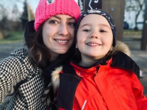 Lenka Zahradnická Instagram - Spolu.
Někdy je to masakr, ale nelituju ani vteřinu rozhodnutí odložení školky.
Jsme spolu všude a pořád.
Na tréninku, na vaření, na nákupech, při venčení, v sokole, před školou, po škole, často i v práci….
Zvládá to dobře.
Nějak chápe, že nic jiného pokud nechodí do školky prostě není možný.
Bohužel se u ní po našich školkových pokusech rozjela taková separačka, že byla a stále je nehlídatelná. 
Má to zlepšující se tendenci, ale pořád mě ještě hlídá jako ostříž.
A tak si jsme.
A ve chvíli, kdy jsem se odnaštvala za celou tu situaci, že jsem si to všechno představovala jinak a že jsem trochu chudák, co vůbec nemá čas na sebe, mě to začalo bavit.
Přijmula jsem ten fakt a beru ho jako dárek.
Jako možnost naplno si užít ten čas, který nic nenahradí.
Já totiž mám to privilegium, že mi to má práce umožňuje a byl by hřích toho nevyužít.
 Krásný večer, jdu sbírat sílu na ráno;-).
Matky chápou.
#spolu #cas #nejcennejsicomame #detstvi