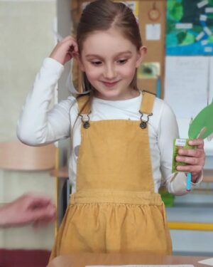 Lenka Zahradnická Instagram - A je to tady. 
Zápis do školy a nová etapa života. 
Byla strašně šikovná a my děsně pyšný. 
Je to strašně dojemný. 
Moc bych jí přála senzační učitelku, která bude mít otevřené oči a hlavně srdce. 
A věřím, že se to stane. 
Buď šťastná holčičko naše veliká...... 
#zapis #budouciskolacka #prvnitrida #kdysetostalo #dojatyrodice