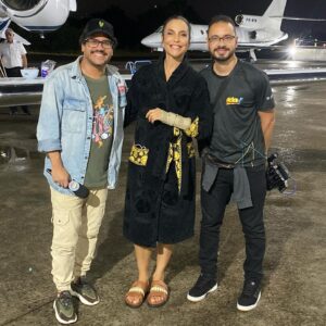 Léo Sampaio Instagram - Certeza que eu representei inúmeros fãs que sonham em desfrutar dessa companhia. Ver de pertinho e entender ainda mais o porquê dela ser tão querida. E garanto que essa grandiosidade está nas pequenas sutilezas, no trivial, que muitos esquecem o quanto é valioso na vida. Obrigado Ivetinha! 😘 #sãojoãodaveveta já disponível na íntegra em duas partes no YouTube.com/pidaoficial #nopidaédiferente #nopidaémaisgostoso