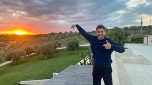 Leo Woodall Instagram - 🤏😃👍