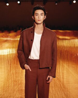 Leo Wu Instagram - L’OASI DI LINO
 
Global Ambassador @leowu1226 attends the #ZEGNASUMMER25 Fashion Show in Milan wearing two tonal Oasi Lino looks, grounded with our iconic Triple Stitch™ shoes.
 
#OASILINO #ZEGNASUMMER25