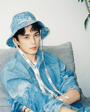 Leo Wu Instagram - 提前入夏✌🏻
ready for summer 🌊🍊
@loewe @jonathan.anderson