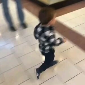 Leon Logothetis Instagram - This will melt your heart ❤️
...
Young child jumps out of his mother's arms and runs towards Santa Claus when he sees him at the mall... making Santa's day. The innocence 🥹 🥰🎄🎅🏻🎄 #Christmas #Joy
Repost: erinalyssa21

#kindness #thekindnessdiaries #leonlogothetis #bekind #gobekind #randomactofkindness #spreadkindness #kindnessmatters #choosekindness #channelkindness #kindnessrocks #youmatter #kindnessdiaries #randomactsofkindness #alwaysbekind #rak #kindnessisstrength #empathymatters #attitudeofgratitude