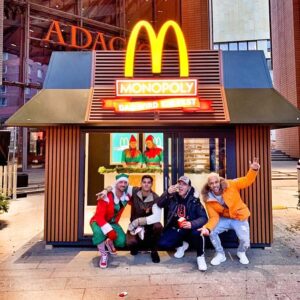 Leon Machère Instagram - Anzeige/Werbung 
Meine Hobbies sind Essen und darüber nachdenken, was ich als nächstes essen werde 😄❤ Wer noch?? 😉  Macht mit und gewinnt den kleinsten McDonalds der Welt beim Monopoly! 
Ps: Was für ein toller Tag heute bei @mcdonaldsde !  Danke an das ganze Team und alle Leute die mitgemacht haben @simondesue @fit_tobi93 @marcellinokremers @stefanozarrella
 #mcdonalds #monopoly