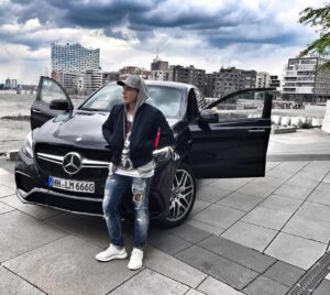 Leon Machère Instagram - Moin Freunde! Darf ich vorstellen "Mein Baby". Ich habe für den Wagen 6 Jahre Hart gearbeitet und endlich habe ich mir den Wagen gekauft :-) Ich freue mich für jeden der für seinen Traum kämpft, um seine Ziele zu ermöglichen. Diese Bild nur liken, wenn du GÖNNNST 😄👍🏼 Danke Freunde, ob ihr es glaubt oder nicht, ihr habt mir das ermöglicht das werde ich nie vergessen ❤