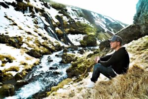 Leon Machère Instagram - Yoooo Freunde es ist soweit!! Mein allererstes Musikalbum ist draußen! Ich bin sooooo froh 😁 Da steckt ein großer Teil von mir drin und wichtige Zeilen die ich schon immer mal sagen wollte. Lasst uns die Läden stürmen 💪🏼 & Danke für euren Support Freunde! Den Link zum Album findet ihr in der Bio 🎉🍾😁💿💿💿
