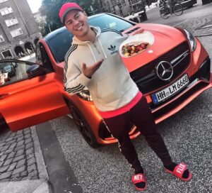 Leon Machère Instagram - Bock auf eine Waffel? 🥞!!! Folgt alle @happywaffel auf Insta 🤓👍🏼 #werbung