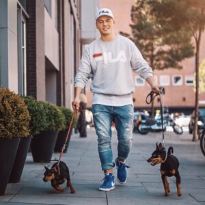 Leon Machère Instagram - Unterwegs mit meinen Zwei Babys 🐕  Wer liebt auch Hunde ? 😄Kommentiert mit —> 🐶