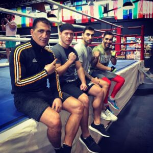 Leon Machère Instagram - So Freunde, es ist soweit 💥🥊 Der BoxKampf findet heute um 20:00 Uhr Live auf Instagram statt!! Ich hatte nur 2 Wochen Zeit zum Trainieren, aber dafür habe ich alles gegeben. Ich wollte mich bei @ismail_oezen_62 für alles bedanken, dass ihr mich Herzlich empfangen habt & ich mit euch Trainieren durfte. Ihr habt mich bis an meine Grenzen gebracht und mit mir alles gegeben DANKE 🙏🏼 Danke auch Artem & Robert ( @hbboxing ) für das Super Training, von euch konnte ich auch viel lernen! Danke auch an den Meister Artur, der noch mal den Rest  aus mir rausgeholt hat & auch einen mega dank an Mert für das Sparing.. auch wenn ich manchmal Super auf die Nase bekommen hab ^^ Danke an Fevzi für die Super Tipps, die ich mir immer zu Herzen genommen habe! Danke auch an @its.pere das ich so super Leute kennenlernen darf ❤️ @kdl_boxer - @workyourchampgym 
#boxing #bodybuilding #sport