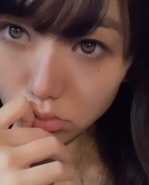 Léona Hirota Instagram - 娘の矯正歯科のブリッジがやっと外れた😂😂😂
5年もかかりました😂
長かった…
でも笑顔はとても可愛いかった😂
ずいぶん痩せたし…
あとは身長が伸びてくれたら……もう21才だから身長は無理だね😅

#私は小さい頃に笑うと柳家金語楼にソックリだねと言われ笑えなくなった😅
#歯科矯正