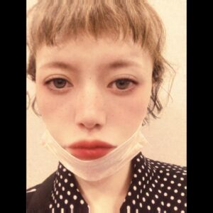 Léona Hirota Instagram - 昨日、肺ガンの手術後1年の検診に行ってきました
私は幸いにもペットでも見つからなかった肺ガンを見つけてもらい1番大きな左肺とリンパを9個とってもらい…何故かかなりしんどいが後はリハビリだけだと思っていましたが…再発したら肺ガンの場合死を意識しないといけない😅知らなかった😂再発防止の事は全然気にしていなかったので😅術前と同じ事をしてしまっていました😂どれだけおめでたいのだワシは😂
これからはもっと自分を大事にし、この癌の最大の要因であるストレスを軽減し残りの人生を楽しく生きたいと思います✨
とりあえず毎日頑張っている私にご褒美を自分自身であげる事にしました😂
それは今大好きな甘いトマトだったり…エシレのカヌレだったり…たいしたご褒美ではないですが😅たまには鰻やフカヒレなんかも😂…
そして、去年からチョコチョコ撮っていましたが24日に正式にクランクインする私のオリジナル脚本の映画、『粛々のモリ』を最後まで撮り終える事…無事に世に出すこと…私の生きる糧です
そんな毎日を送っていけば…再発なんかしないはず😅
あくまでも楽観的なあてくしです🍀どうか楽な感じで見守っていただけるとコレ幸い💕
#楽しい終活
#明るい未来
#今回の検診の結果は問題なしでした✨
