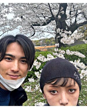 Léona Hirota Instagram - お久しぶりです😂
益々、病気の総合商社に拍車がかかるので多少腐っていたためsns発信から遠ざかっておりましたん😅ストーリーは挙げてますよ👴🏻
2年前にコロナに罹ってから咳が止まらず毎夜咳喘息の発作はあったのですがそのうち治るでしょ放置していたのがいけなかった…
呼吸器内科で診てもらったら喘息の数値が振り切れてる重症になっていましたん😳ふだん、ヒューヒュー言ってないから油断してました🥺直前のインフルエンザで手術を中止して結果よかったのです…重度の喘息で全身麻酔の手術をしたら最悪還って来れないらしい😂毎度盛ってるような話ばかりで面目ない…
しかし脳味噌は至って元気💪🏻
身体がボロボロなのかもしれないけど無理出来るんです
まだまだ治ると信じています
ヒロムくんは最後まで面倒みるから頼むからちゃんと成仏して俺の枕元に立たないでねと憎たらしい事を言っては私に殴られています笑笑笑笑
体重が増えたら益々股関節に負担がかかってしまってダメなんですが5Kg増…過度なダイエットするとすぐ風邪ひいてしまう…運動は寝ながらストレッチとエアロバイクと水泳以外ドクターストップなんで中々痩せられない😭何かいい方法がないか模索しています…
なんて言いながらスイーツやめられないダメなあたい😂

#眉毛がどうしても上手く描けないんでアートメイクを考える😅
#最後の動画は続きがあるんですが自粛😂
#那須にいる間で運転少ししてるんですが未だに脳内で布袋さんのスリルが永遠にリフレインしてる😅
#なんだかんだ言ってますが働いてもいますしフェムケア用品の開発もしています🥰
#amebloも放置しちゃってるけどあちらは回顧録始めようかなと
#60代ダイエット
#やらないといけないこと山積み