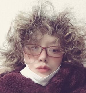 Léona Hirota Instagram - 髪をろくに乾かさずに
つい寝ちゃったらしくて
こんな時間に起きたら
髪が大爆発してた😂😂😂

またラーメン作ってる途中だったから
麺がのびのび😭

面白いから見てほしくてのせたけど…
恥ずかしくなったら消すね😅

濡れたままで爆睡してしまったんだな…
乾燥してるから乾いてるけど
風邪ひいちゃう🤧
いつもなら娘が
ママ風邪ひくからと起こしてくれるのだが😂ひとりだとね😅
コタツってつい寝ちゃうよね😂
しかしひどいな😅😂