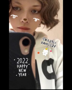 Léona Hirota Instagram - あけましておめでとうございます🎍
今年の御節は去年に引き続き簡素でした…
去年は色々ありましたがあっという間に過ぎた一年でしたね…
癌の手術とコロナがあったからですかね😂
去年の春、吉野の桜を見に行けたのはラッキーでした…この先、もう二度と見れなかったかもしれません
大好きな温泉もたくさん行けました…もちろん今年もお世話になります💕
去年、心が潰れなかったのはワンコの存在も大きいです😅
この子達を…ニャンコもワンコも…最期まで一緒にいたいと強く思います…
今年の目標、人にもっと優しく…自分にも優しく…身体を労わりながら無理はせずとも自分がやりたい事をやっていきます✨

本年も宜しくお願い致します
レオナボナムカーターより