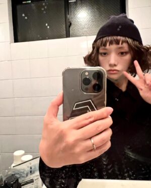 Léona Hirota Instagram - 60才の誕生日なので凄い久しぶりにカツラ被ってみました🥹
下がった頬や痩せこけて見えるゴルゴ線などを隠すために化粧後に念入りにテーピング😅カツラの中で隠せるからね😂私、テーピング、マジうまい🥹20才くらい誤魔化せるんじゃなかろうか😂
糸リフトとかヒアルとか皆んなに勧められるんだけど…まだ勇気が😂
どうせ写真撮るだけでいいのでまだいいかな😅　実は1時間くらいしかもたない😂
もう少し、体調が回復したら、美容系は考えようかな…インプラント含めね😉

60才というと還暦😂😳🥰
生まれたときと同じ暦に還る、赤ちゃんに還ると書いてあった👶だから魔除けの赤を着るとも…
そー言えば、小さい時の肌着は全て赤だった…時代だなぁ… 
還暦のお祝いは誕生日じゃなくてもいいらしいので、私は体調が整ってから記念写真と一緒にやろうかな🥰
孫から嬉しいプレゼント💕
しばらく会えてないから会いたいなぁ…もう6才だよなぁ…来年は小学生だからランドセル買ってあげたい…もちろん、本人の好きな😂

去年、無理をし過ぎたせいで多方面に色々ご迷惑をかけました🙇‍♂️
今年は自分のからだを大事に仕事を進め、リハビリに励みます♨️
温泉マイスターになろうかな😅

映画を作るのは物凄い集中力と体力が必要です…まだ、途中ですが、決して諦めません
私のからだが元に戻るとは思っていませんが…楽しく生きられるはずと信じています
優しいまわりの人たち…本当に本当に感謝しています
ありがとうございます💕🌸🌸

#誕生日は7日
#3月11日は忘れない
#武器ではなく復興を