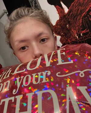 Léona Hirota Instagram - 60才の誕生日なので凄い久しぶりにカツラ被ってみました🥹
下がった頬や痩せこけて見えるゴルゴ線などを隠すために化粧後に念入りにテーピング😅カツラの中で隠せるからね😂私、テーピング、マジうまい🥹20才くらい誤魔化せるんじゃなかろうか😂
糸リフトとかヒアルとか皆んなに勧められるんだけど…まだ勇気が😂
どうせ写真撮るだけでいいのでまだいいかな😅　実は1時間くらいしかもたない😂
もう少し、体調が回復したら、美容系は考えようかな…インプラント含めね😉

60才というと還暦😂😳🥰
生まれたときと同じ暦に還る、赤ちゃんに還ると書いてあった👶だから魔除けの赤を着るとも…
そー言えば、小さい時の肌着は全て赤だった…時代だなぁ… 
還暦のお祝いは誕生日じゃなくてもいいらしいので、私は体調が整ってから記念写真と一緒にやろうかな🥰
孫から嬉しいプレゼント💕
しばらく会えてないから会いたいなぁ…もう6才だよなぁ…来年は小学生だからランドセル買ってあげたい…もちろん、本人の好きな😂

去年、無理をし過ぎたせいで多方面に色々ご迷惑をかけました🙇‍♂️
今年は自分のからだを大事に仕事を進め、リハビリに励みます♨️
温泉マイスターになろうかな😅

映画を作るのは物凄い集中力と体力が必要です…まだ、途中ですが、決して諦めません
私のからだが元に戻るとは思っていませんが…楽しく生きられるはずと信じています
優しいまわりの人たち…本当に本当に感謝しています
ありがとうございます💕🌸🌸

#誕生日は7日
#3月11日は忘れない
#武器ではなく復興を