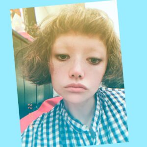Léona Hirota Instagram - 髪が汚いので遅い時間でしたがクワくんに髪を切ってもらいました軽くなって色も所々ブリーチしてもらい、ついでに中途半端な眉毛もブリーチしてもらいました✨どうでしょう😅
怖いですか？😂
@kuwamon6 

昨日は母の日でしたね
娘にプレゼントをもらって気がつきました😂
ゴールデンウィークも1日も休みなく働き詰めだったんで😅
可愛い猫ちゃんのハンカチと香りが凄く好きなハンドクリームをプレゼントされて嬉しい💕
問題は私の母だ…
好きだった花や韓流…今は全く興味なし😂欲しいのはお金だけの母…
なので現金をプレゼント致しました😅すっごーーーく喜んでくれて😂親孝行できて良かったです
#眉なし
#母の日
#終活
#もともと口角が下がっているので普通にしていると不機嫌顔になってしまう😅
健康面ですが毎度不健康で死にそうなのでご心配なく🙇‍♂️✌🏻👍🏻
