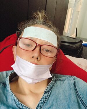 Léona Hirota Instagram - あんなに気をつけていたのに
新型コロナに罹ってしまいましたん😂ヒロムくんも一緒に…
ハイリスクなので心配した通り呼吸が1番辛く…しかし世田谷区だけでも入院100人以上待機中という事で…怖かったですね…
やはりヒロムくんは体力あるので回復が早く、それでも今までで1番辛そうでした…
テレビではベッドは満床ではない数字ですがお医者さんもいない…お金だけもらって機能してない病院もあるんじゃないかと思ってしまいました…
お年寄りと身体に疾患がある人達にはまだまだ危険な新型コロナです
2年半経ってもコロナ対策はこんなに杜撰なんだなと…残念な気持ちです…入院出来なくても薬くらい出してよ〜😭
7月31日に発症して8月10日には外に出ていい事になりましたが味覚嗅覚障害と左股関節は使わなければ治るはずなんですが痛み止めは全く効かず完全に足を引き摺っています
呼吸は肺ガン術後3ヶ月くらいに戻ってしまいました😂家の階段で血中酸素濃度91心拍数160って😂
ちょっと仕事しただけで異常なまでの倦怠感…これが後遺症かぁ😩
仕事が詰まっているので動かないわけにはいかず😂痛いのも辛いのも当たり前〜と歌いながら自分で自分を鼓舞しております😅✌🏻
今、まだ映画の撮影中なんですが…1日ワンシーンが精一杯な気がします😭ご迷惑をかけますが最後までお付き合いください🙇‍♂️🙇‍♂️🙇‍♂️
この状態でケンタウロスなる新型に罹ったら今度こそ終わりだなと😭
キョーフですが😅頑張らなきゃね💪大丈夫❕ワシは強いから✨

#終活どころじゃない😭
#抗原検査キットは症状ない人には陰性😨
#ちょっとでも風邪っぽい人お願いだから近づかないでね🥹
#ケンタウロスの次の名前気になる😂
#医療従事者の方達には本当に頭が下がります