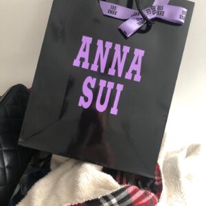 Léona Hirota Instagram - 髪が汚いので遅い時間でしたがクワくんに髪を切ってもらいました軽くなって色も所々ブリーチしてもらい、ついでに中途半端な眉毛もブリーチしてもらいました✨どうでしょう😅
怖いですか？😂
@kuwamon6 

昨日は母の日でしたね
娘にプレゼントをもらって気がつきました😂
ゴールデンウィークも1日も休みなく働き詰めだったんで😅
可愛い猫ちゃんのハンカチと香りが凄く好きなハンドクリームをプレゼントされて嬉しい💕
問題は私の母だ…
好きだった花や韓流…今は全く興味なし😂欲しいのはお金だけの母…
なので現金をプレゼント致しました😅すっごーーーく喜んでくれて😂親孝行できて良かったです
#眉なし
#母の日
#終活
#もともと口角が下がっているので普通にしていると不機嫌顔になってしまう😅
健康面ですが毎度不健康で死にそうなのでご心配なく🙇‍♂️✌🏻👍🏻