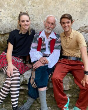 Leonardo Cecchi Instagram - “La Fabbrica del Natale” Is finally out on @primevideoit 
We had such a blast shooting this movie and I cannot wait for you all to see it ✨🎄 Merry Christmas to all and Happy Holidays ♥️✨

I got to work with so many amazing people, a stellar cast, such a supportive crew, and a special thanks goes to @cinquemanifrancesco for allowing me such creative freedom, while giving precise input when needed (see last video to see what I mean 😂🙏🏼)