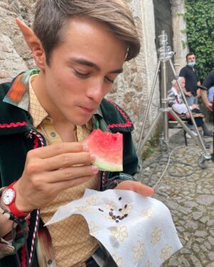Leonardo Cecchi Instagram - “La Fabbrica del Natale” Is finally out on @primevideoit 
We had such a blast shooting this movie and I cannot wait for you all to see it ✨🎄 Merry Christmas to all and Happy Holidays ♥️✨

I got to work with so many amazing people, a stellar cast, such a supportive crew, and a special thanks goes to @cinquemanifrancesco for allowing me such creative freedom, while giving precise input when needed (see last video to see what I mean 😂🙏🏼)