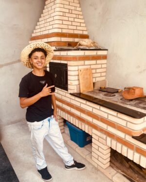 Leonardo Oliveira Instagram - 🔥 Curtindo o rolê na churrasqueira top da  @piruchurrasqueiras Com essa belezura no quintal, todo dia é dia de churras, além de bolos , pizzas e comidas tudo na 3 em 1🤠👏🏼👏🏼👏🏼

#churrasqueira #pirufornosechurrasqueiras
#areaplanejada #saobernardodocampo