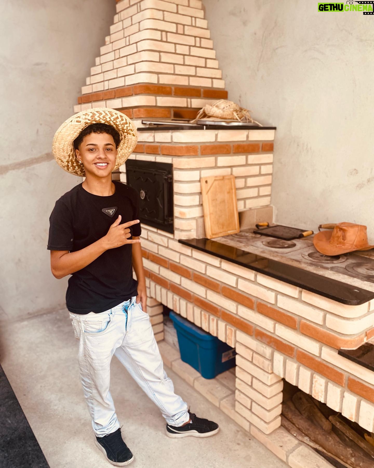 Leonardo Oliveira - 3 Likes - 🔥 Curtindo o rolê na churrasqueira top da @piruchurrasqueiras Com essa belezura no quintal, todo dia é dia de churras, além de bolos , pizzas e comidas tudo na 3 em 1🤠👏🏼👏🏼👏🏼
#churrasqueira #pirufornosechurrasqueiras
#areaplanejada #saobernardodocampo