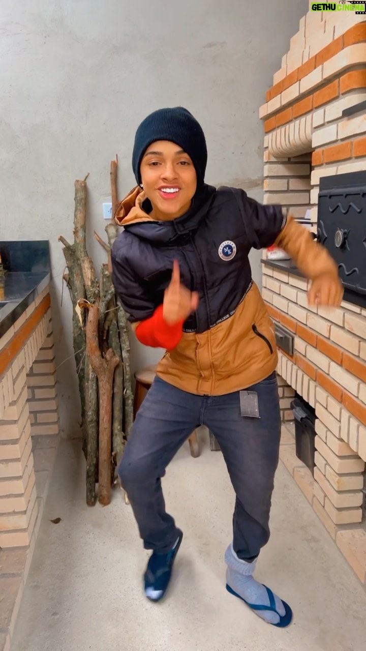 Leonardo Oliveira - 9.8K Likes - Marca seu amigo que não tem tempo ruim , nem o frio segura ele 😅😂🤣
#dançinha #humor #compartilhe #curte #leonardooliveira