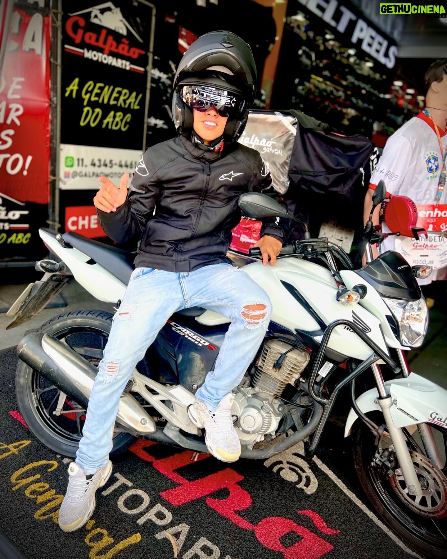 Leonardo Oliveira - 3 Likes - Aquela visita na @galpaomotoparts pra da uma revisada monstra na moto do coroa 😎
#galpaosalvou #leonardooliveira #curte #compartilhe