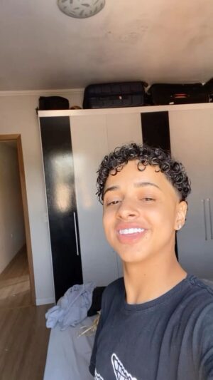 Leonardo Oliveira Instagram - Some ou me assume 😅❤️

#musica #ator #leonardooliveira #curte #cute #compartilhe