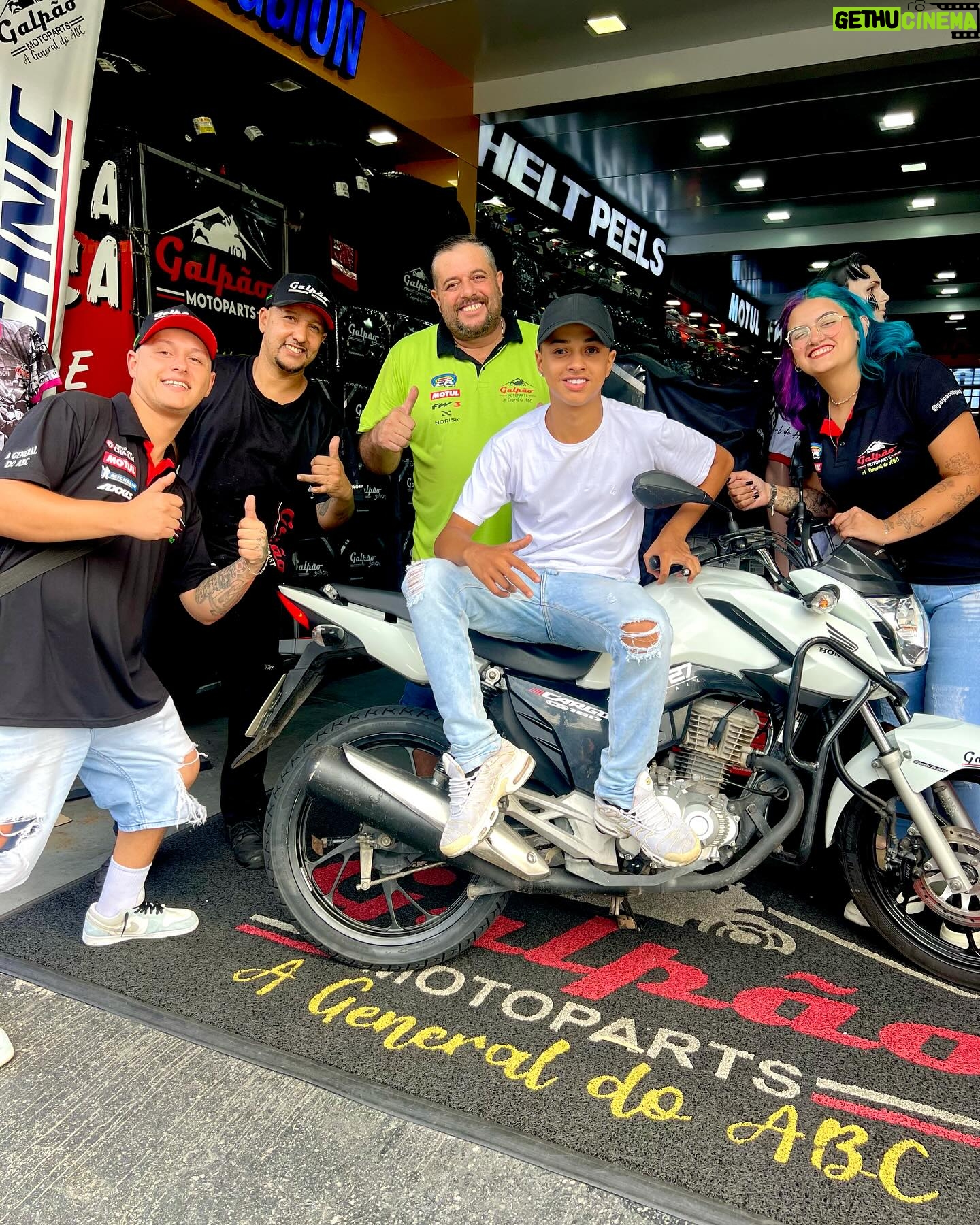 Leonardo Oliveira - 3 Likes - Aquela visita na @galpaomotoparts pra da uma revisada monstra na moto do coroa 😎
#galpaosalvou #leonardooliveira #curte #compartilhe
